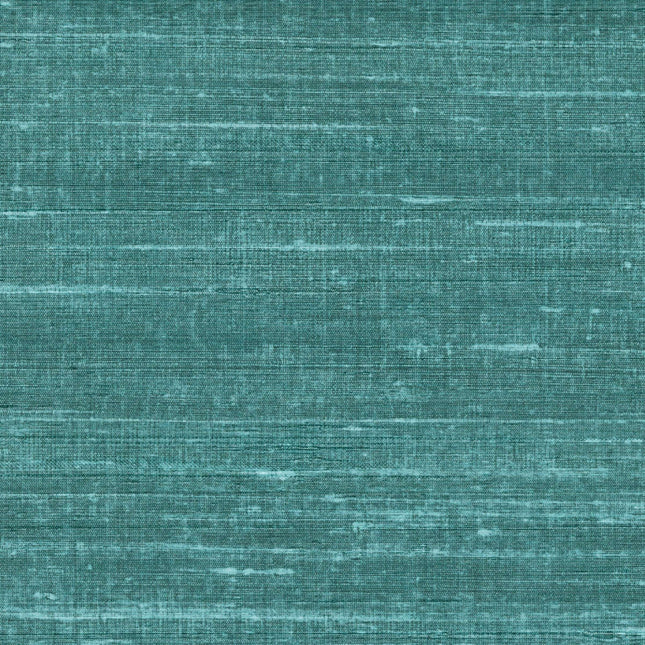 VP 928 45 Elitis Elixir de soies Kosa silk - Dit behang is een mix van diep blauw en zeegroen met subtiele lichte accenten die een textielachtige structuur creëren.