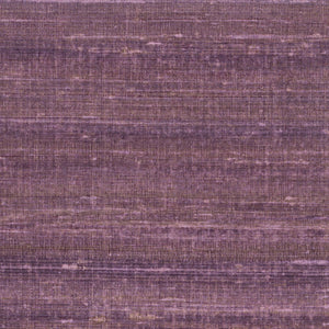 VP 928 50 Elitis Elixir de soies Kosa silk - Dit behang is een subtiele mix van verschillende paars- en lavendeltinten met accenten van beige