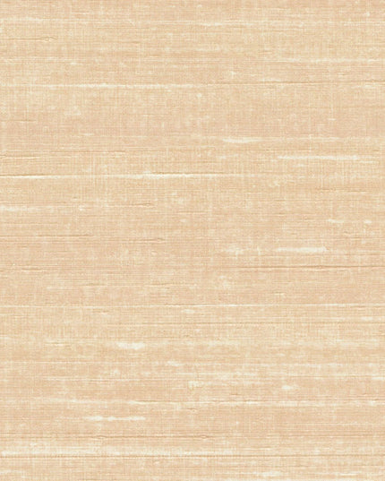 VP 928 54 Elitis Elixir de soies Kosa silk - Dit behang is subtiel en warm met zachte beige en lichte oranje tonen die een natuurlijke en rustige sfeer creëren.
