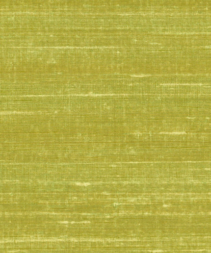 VP 928 63 Elitis Elixir de soies Kosa silk - Dit behang is een zachte mix van olijfgroen en lichtgeel met een subtiele textuur die zorgt voor een natuurlijke