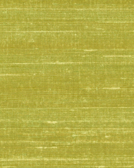 VP 928 63 Elitis Elixir de soies Kosa silk - Dit behang is een zachte mix van olijfgroen en lichtgeel met een subtiele textuur die zorgt voor een natuurlijke