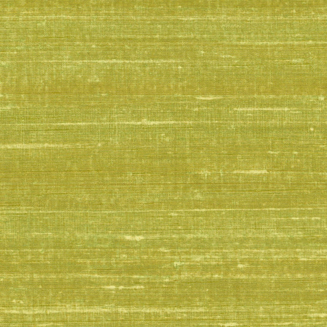 VP 928 63 Elitis Elixir de soies Kosa silk - Dit behang is een zachte mix van olijfgroen en lichtgeel met een subtiele textuur die zorgt voor een natuurlijke