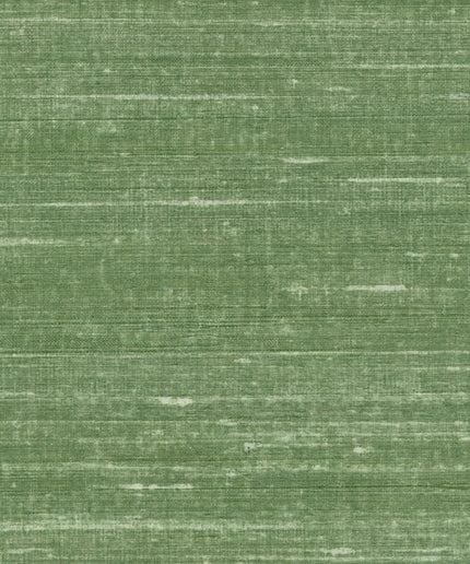 VP 928 65 Elitis Elixir de soies Kosa silk - Dit behang is een zachte mix van groen met subtiele nuances van lichtgrijs en beige die zorgen voor een natuurlijke en rustgevende uitstraling.