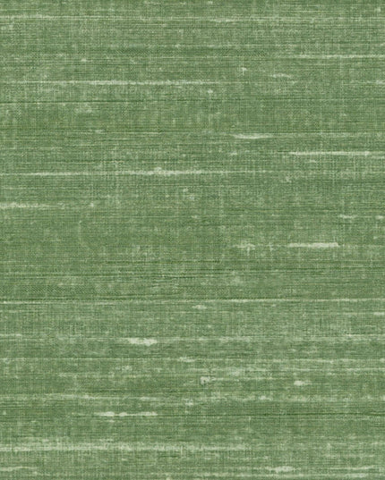 VP 928 65 Elitis Elixir de soies Kosa silk - Dit behang is een zachte mix van groen met subtiele nuances van lichtgrijs en beige die zorgen voor een natuurlijke en rustgevende uitstraling.