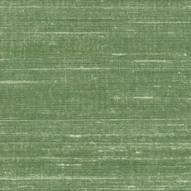 VP 928 65 Elitis Elixir de soies Kosa silk - Dit behang is een zachte mix van groen met subtiele nuances van lichtgrijs en beige die zorgen voor een natuurlijke en rustgevende uitstraling.