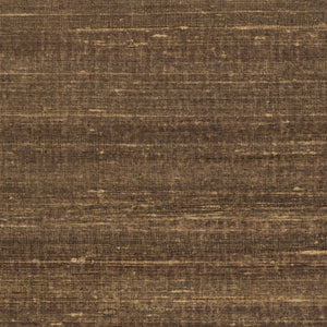 VP 928 72 Elitis Elixir de soies Kosa silk - Dit behang is een warme combinatie van verschillende tinten bruin met subtiele accenten van beige en goudkleurig