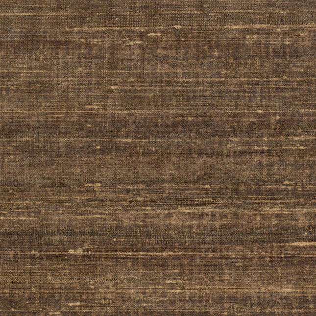 VP 928 72 Elitis Elixir de soies Kosa silk - Dit behang is een warme combinatie van verschillende tinten bruin met subtiele accenten van beige en goudkleurig