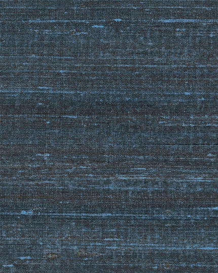VP 928 80 Elitis Elixir de soies Kosa silk - Dit behang is een mix van diepblauw en antraciet met subtiele nuances van lichtblauw en een vleugje bruin