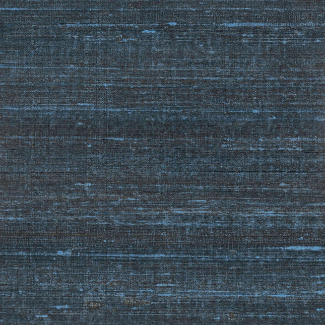 VP 928 80 Elitis Elixir de soies Kosa silk - Dit behang is een mix van diepblauw en antraciet met subtiele nuances van lichtblauw en een vleugje bruin