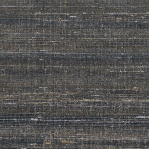 VP 928 81 Elitis Elixir de soies Kosa silk - Dit behang is voornamelijk zwart met verweven tinten grijs en subtiele accenten van beige