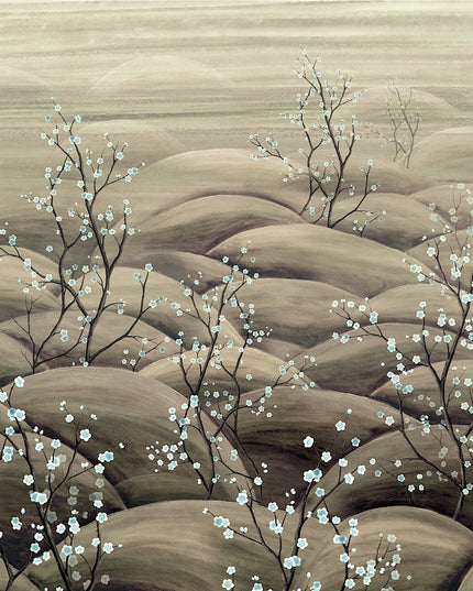 DGTRA5013-300 Masureel Traces Sakura Paneel C - Dit behang is zacht grijs en taupekleurig met fijne accenten van lichtblauw en zwart in de bloesemtakken.