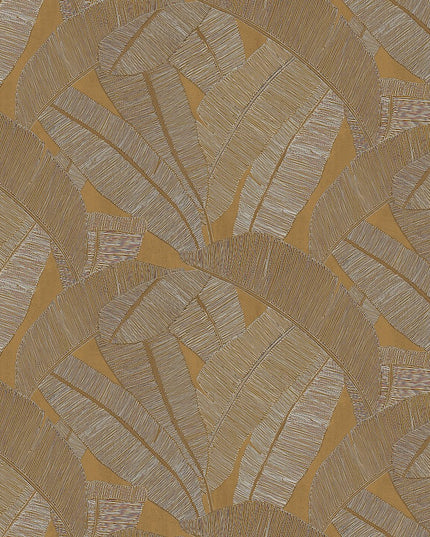 RIC204 Masureel Serica Banyan - Dit behang is opgebouwd uit een warme oker achtergrond met gedetailleerde bladmotieven in zachte beige en lichtbruine tinten.