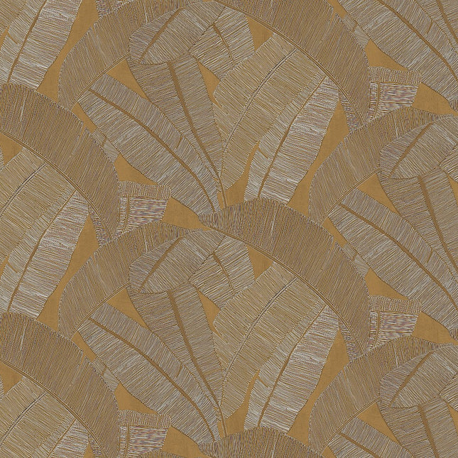 RIC204 Masureel Serica Banyan - Dit behang is opgebouwd uit een warme oker achtergrond met gedetailleerde bladmotieven in zachte beige en lichtbruine tinten.