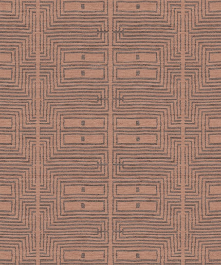 RIC301 Masureel Serica Serica - Dit behang is opgebouwd uit warme tinten van bruin en rood met een subtiele donkere lijnvoering die het geometrische patroon accentueert.