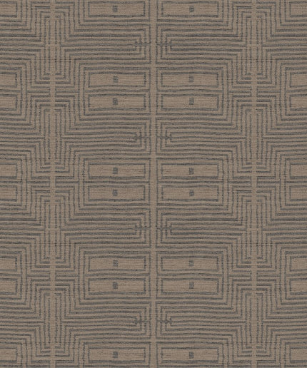 RIC303 Masureel Serica Serica - Dit behang is een subtiele combinatie van warme bruintinten met donkere grijsblauwe lijnen in een geometrisch patroon.