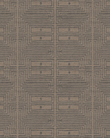 RIC303 Masureel Serica Serica - Dit behang is een subtiele combinatie van warme bruintinten met donkere grijsblauwe lijnen in een geometrisch patroon.
