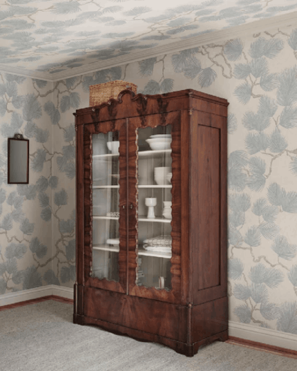 Kleur_Mijn_Interieur_Sandberg_EttHemOland_PineMural_MistyBlue_S10489_Roomshot2