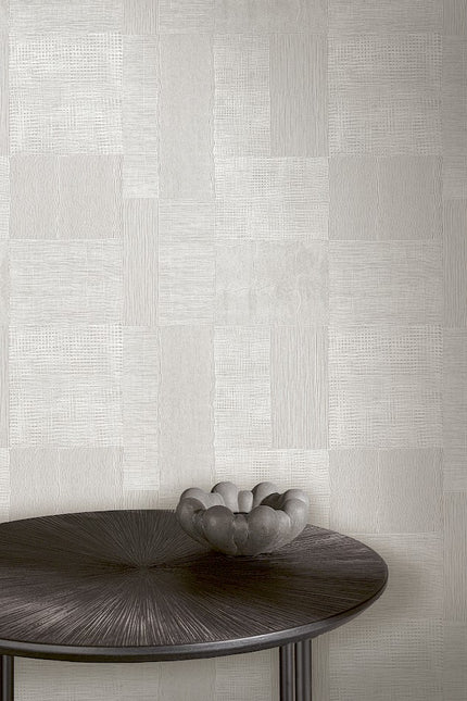 TRA203 Masureel Traces Traces - Dit behang is een subtiele combinatie van verschillende grijstinten met lichte beige accenten