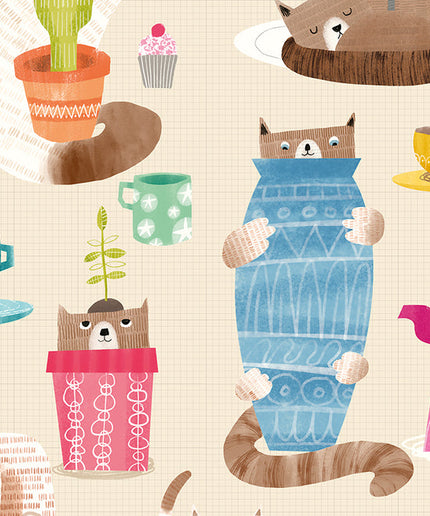 WGU50111W Dutch Wallcoverings When i grow up Kitten Kaboodle - Dit behang is speels door het gebruik van zachte beige tinten als achtergrond
