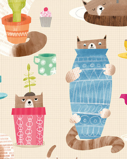 WGU50111W Dutch Wallcoverings When i grow up Kitten Kaboodle - Dit behang is speels door het gebruik van zachte beige tinten als achtergrond